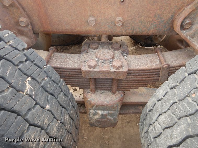 image for item DG8498 1982 International 2574  semi truck