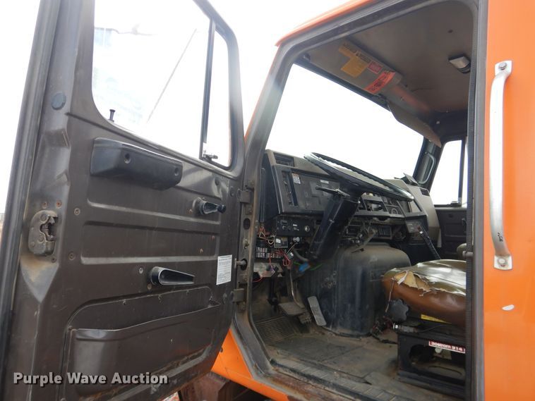 image for item DG8498 1982 International 2574  semi truck