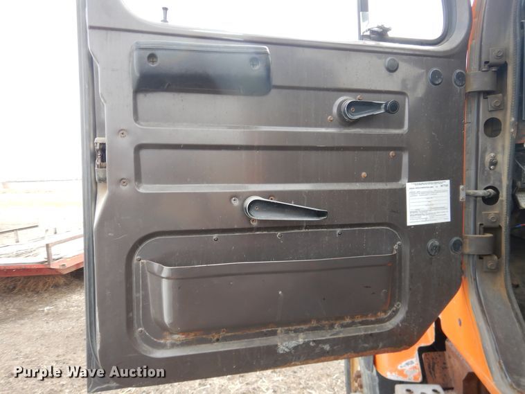 image for item DG8498 1982 International 2574  semi truck