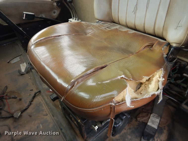 image for item DG8498 1982 International 2574  semi truck