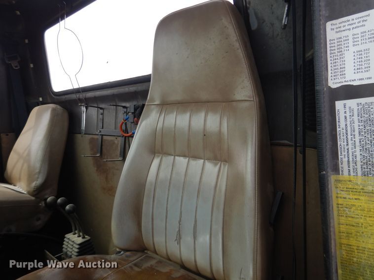 image for item DG8498 1982 International 2574  semi truck