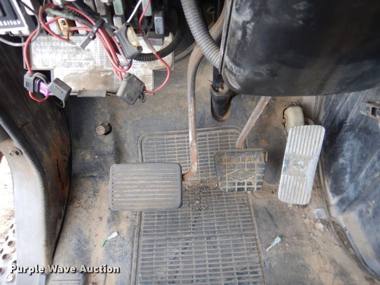 image for item DG8498 1982 International 2574  semi truck