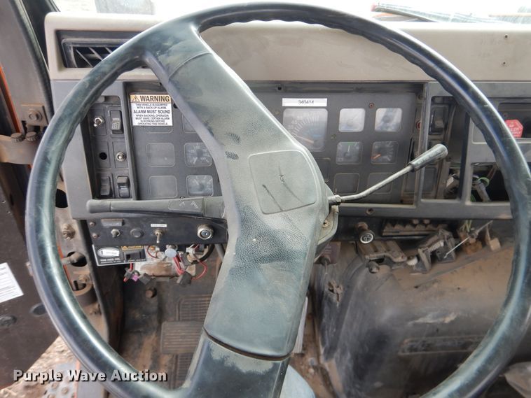 image for item DG8498 1982 International 2574  semi truck