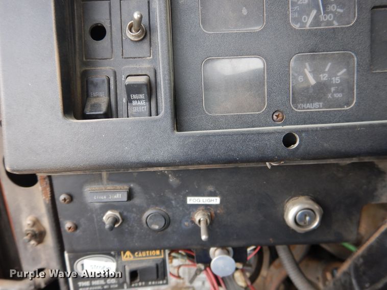 image for item DG8498 1982 International 2574  semi truck