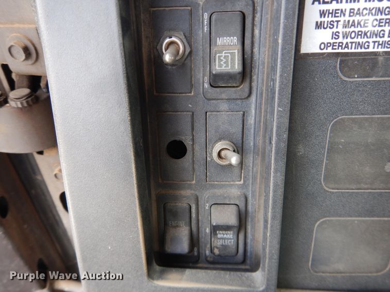 image for item DG8498 1982 International 2574  semi truck