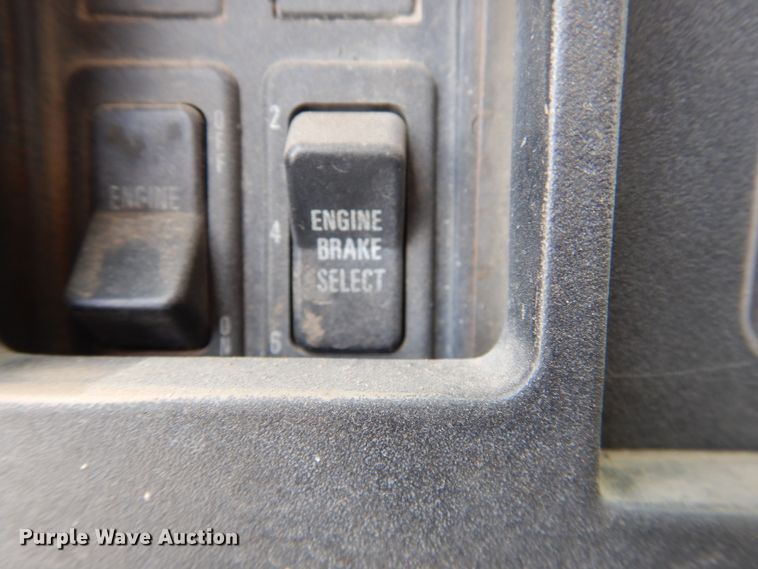 image for item DG8498 1982 International 2574  semi truck