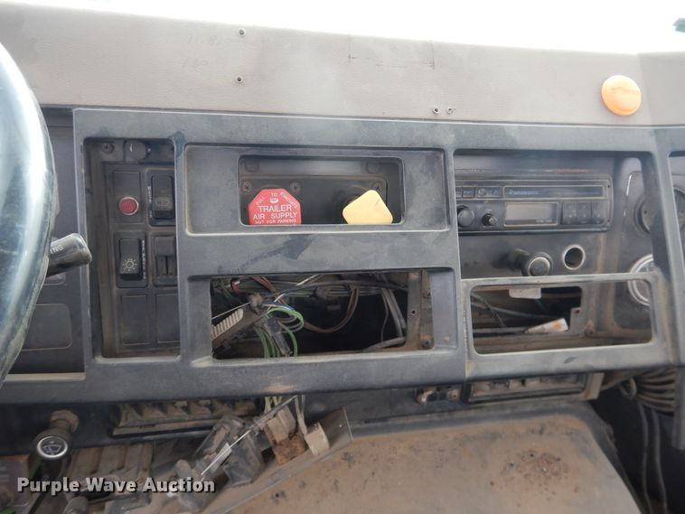 image for item DG8498 1982 International 2574  semi truck