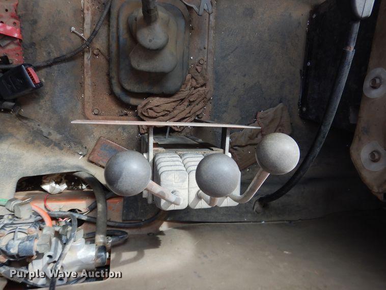 image for item DG8498 1982 International 2574  semi truck