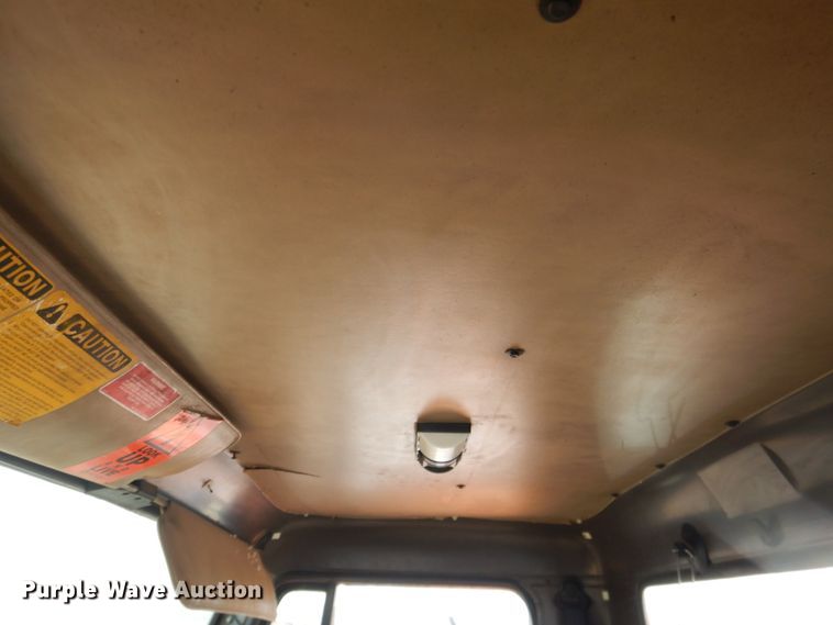 image for item DG8498 1982 International 2574  semi truck