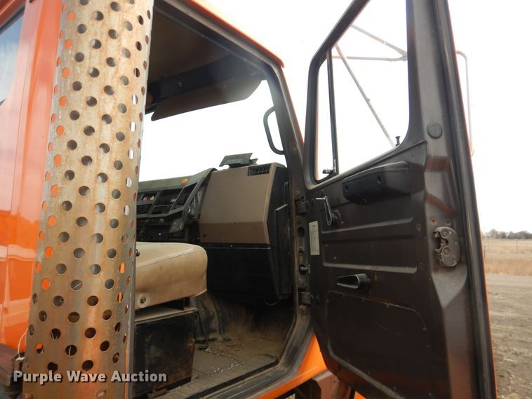 image for item DG8498 1982 International 2574  semi truck