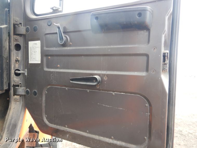 image for item DG8498 1982 International 2574  semi truck