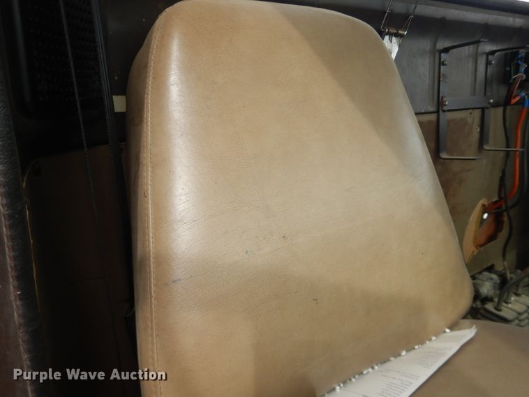 image for item DG8498 1982 International 2574  semi truck