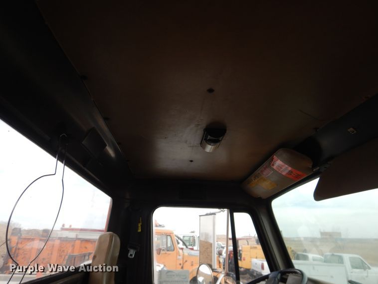 image for item DG8498 1982 International 2574  semi truck