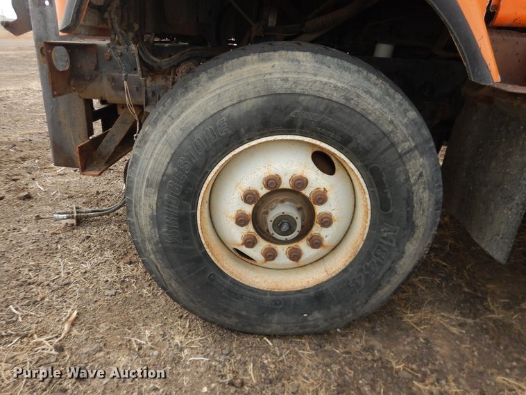 image for item DG8498 1982 International 2574  semi truck