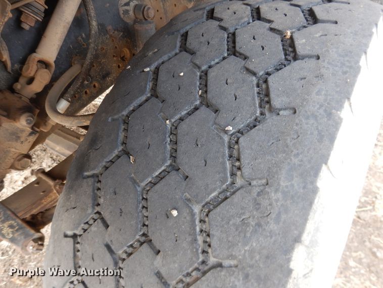 image for item DG8498 1982 International 2574  semi truck