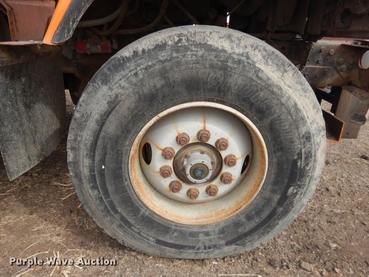 image for item DG8498 1982 International 2574  semi truck