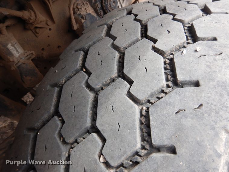 image for item DG8498 1982 International 2574  semi truck