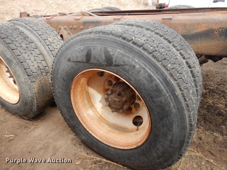 image for item DG8498 1982 International 2574  semi truck