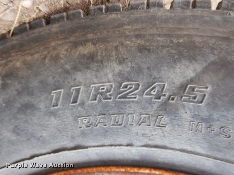 image for item DG8498 1982 International 2574  semi truck