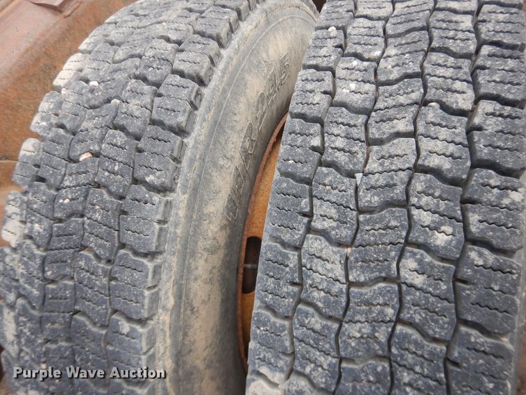 image for item DG8498 1982 International 2574  semi truck