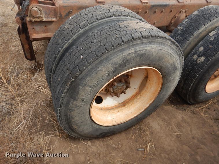 image for item DG8498 1982 International 2574  semi truck