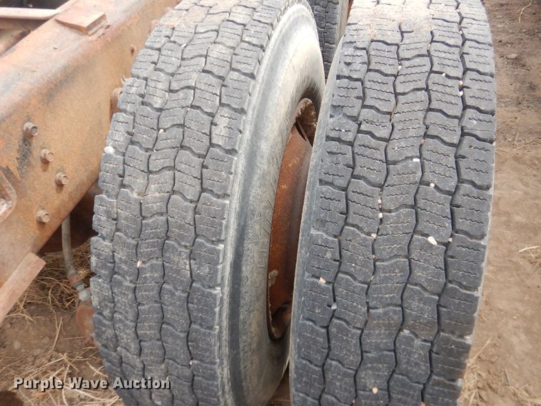 image for item DG8498 1982 International 2574  semi truck