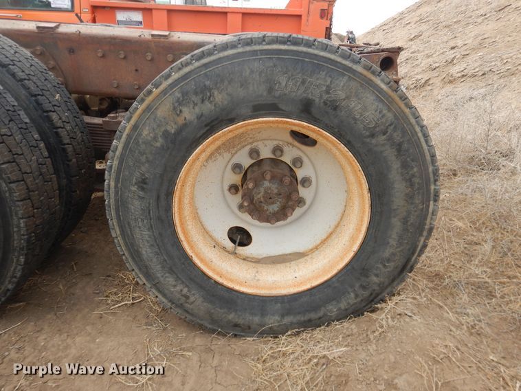 image for item DG8498 1982 International 2574  semi truck