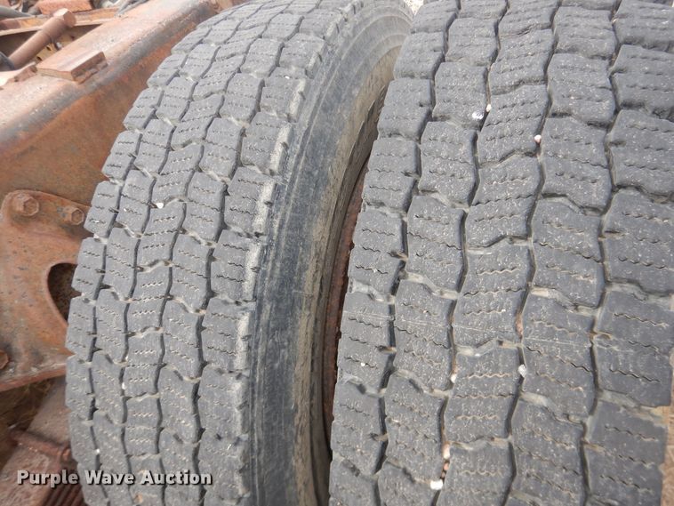 image for item DG8498 1982 International 2574  semi truck