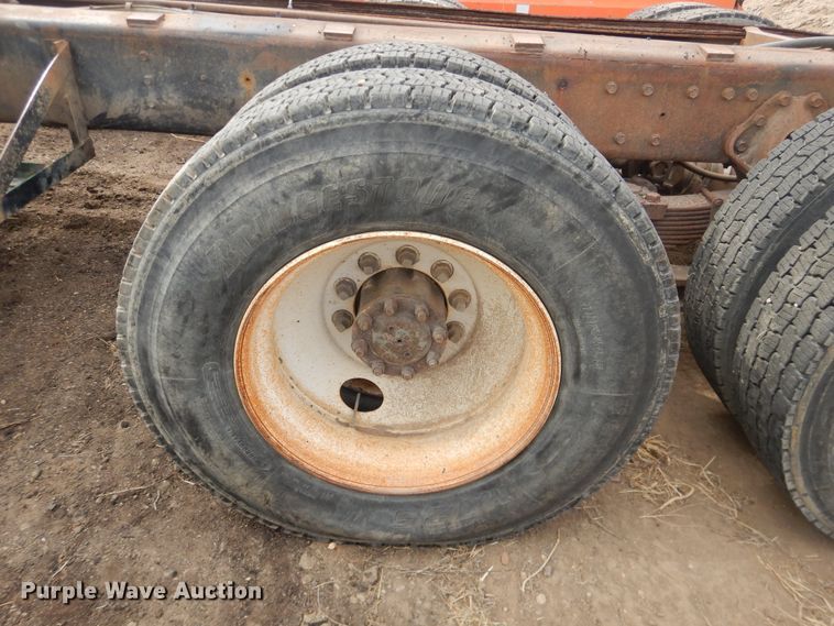 image for item DG8498 1982 International 2574  semi truck