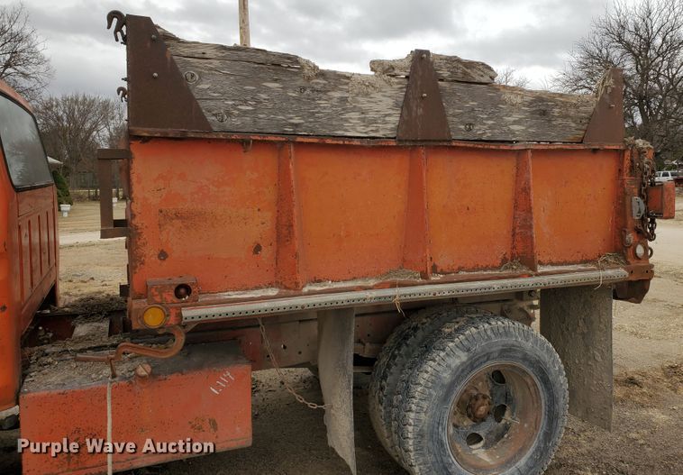 image for item DI4751 1976 Ford F700  dump truck