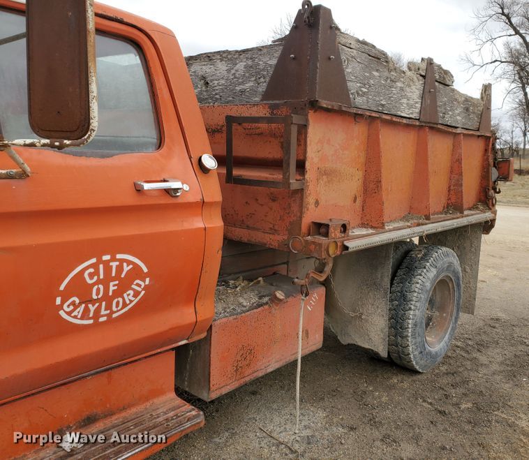 image for item DI4751 1976 Ford F700  dump truck