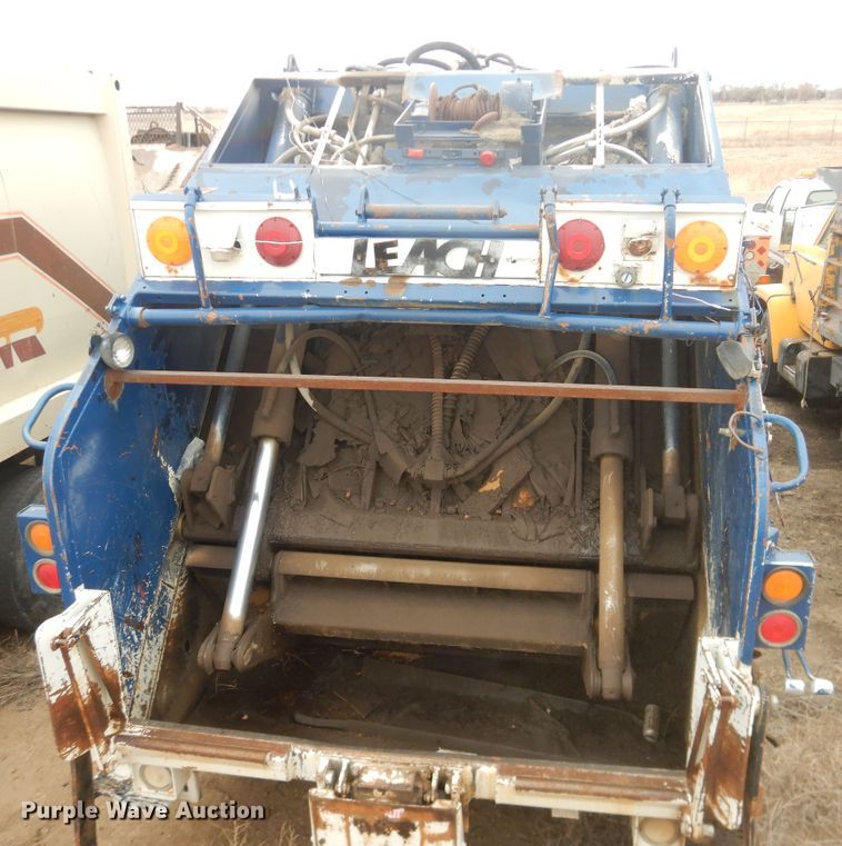 image for item DI5510 1995 Ford L8000  refuse truck