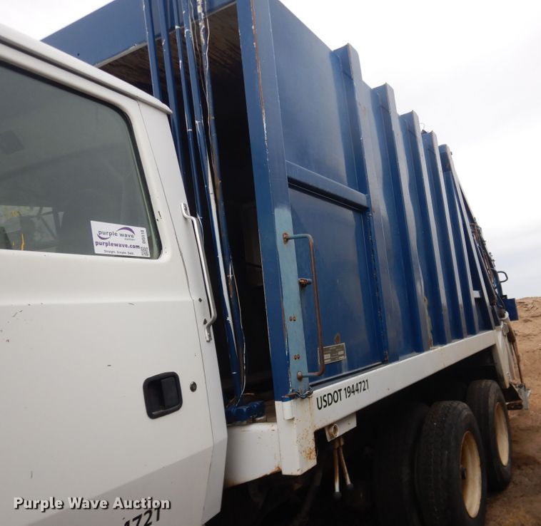 image for item DI5510 1995 Ford L8000  refuse truck