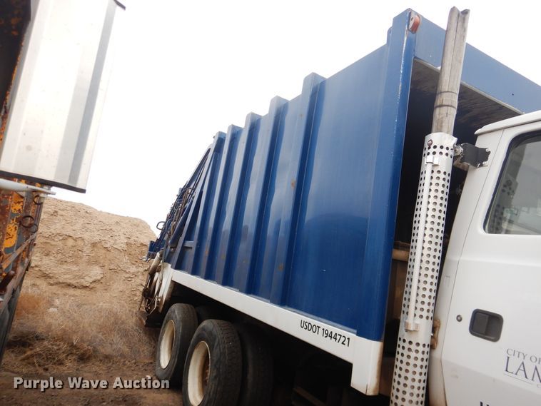 image for item DI5510 1995 Ford L8000  refuse truck