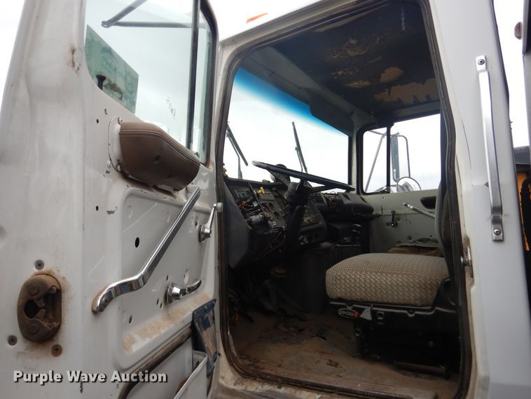 image for item DI5510 1995 Ford L8000  refuse truck