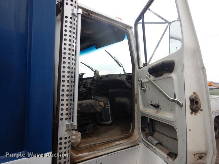 image for item DI5510 1995 Ford L8000  refuse truck