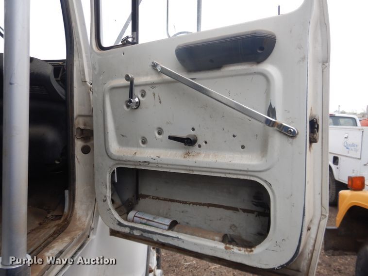 image for item DI5510 1995 Ford L8000  refuse truck