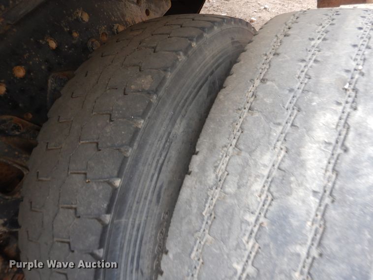 image for item DI5510 1995 Ford L8000  refuse truck