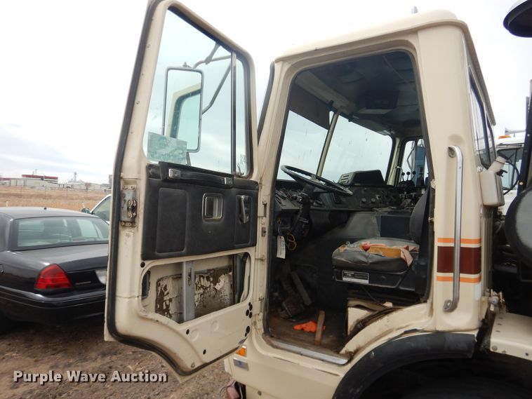 image for item DI5511 1992 White GMC WX Xpeditor  refuse truck