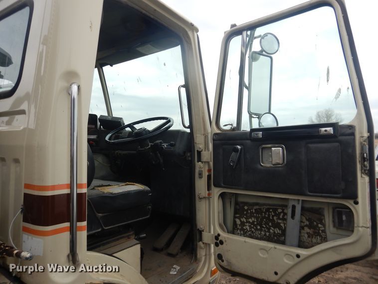 image for item DI5511 1992 White GMC WX Xpeditor  refuse truck