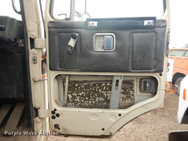 image for item DI5511 1992 White GMC WX Xpeditor  refuse truck