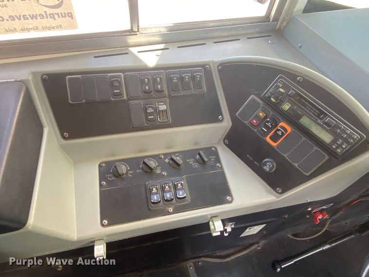 image for item DJ1113 2001 International 3800  school bus