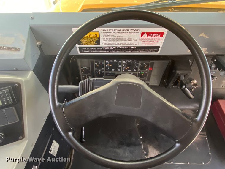 image for item DJ1113 2001 International 3800  school bus