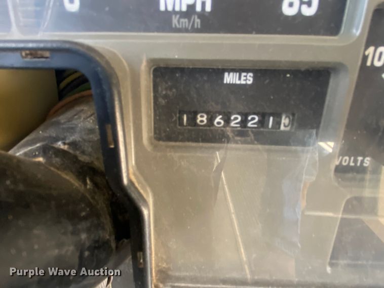 image for item DJ1113 2001 International 3800  school bus