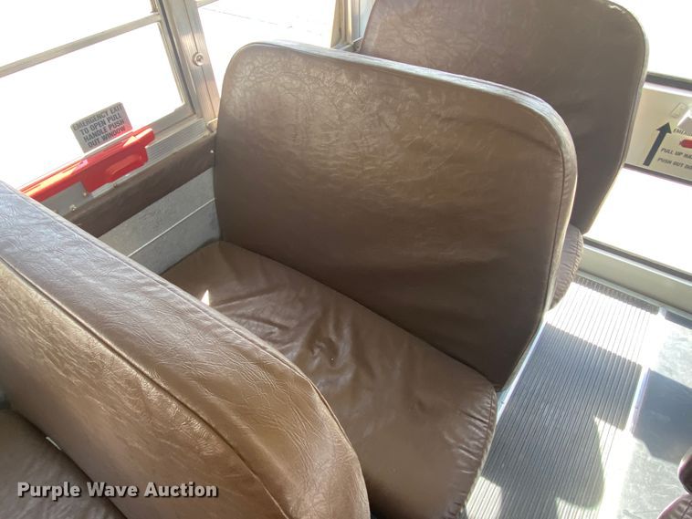 image for item DJ1113 2001 International 3800  school bus