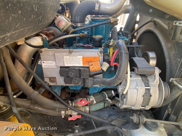 image for item DJ1113 2001 International 3800  school bus