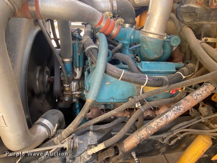 image for item DJ1113 2001 International 3800  school bus