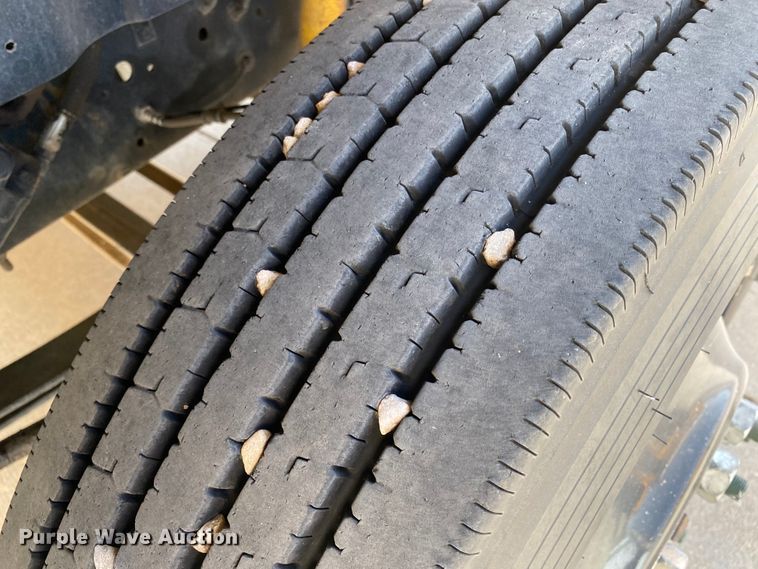 image for item DJ1113 2001 International 3800  school bus