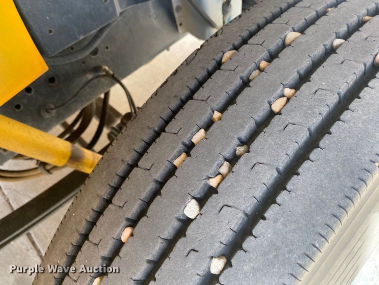 image for item DJ1113 2001 International 3800  school bus