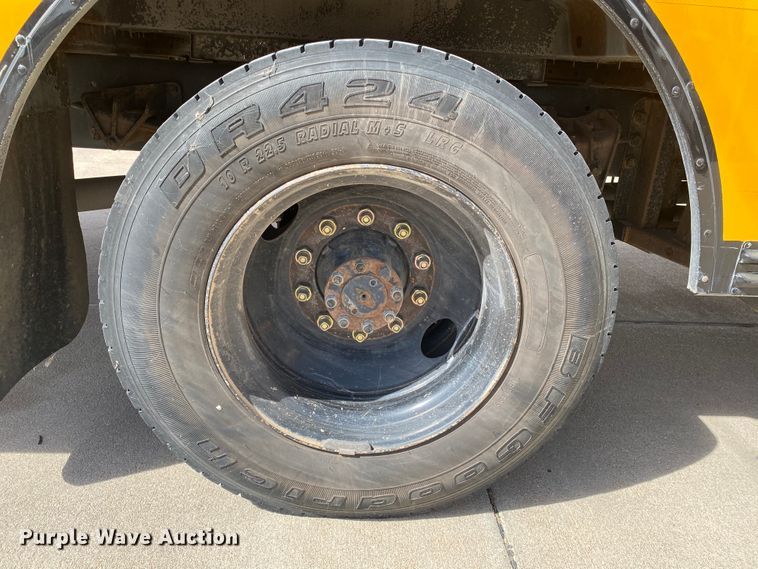 image for item DJ1113 2001 International 3800  school bus